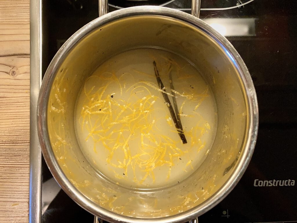 Orangen-Vanillesirup köchelt im Topf
