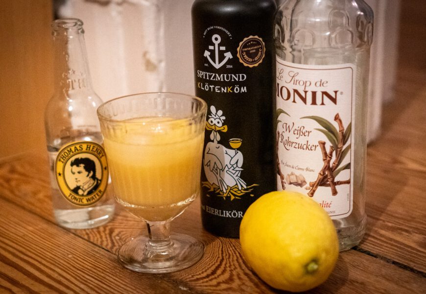 Snowball Cocktail mit Eierlikör und Zitronenlimonade