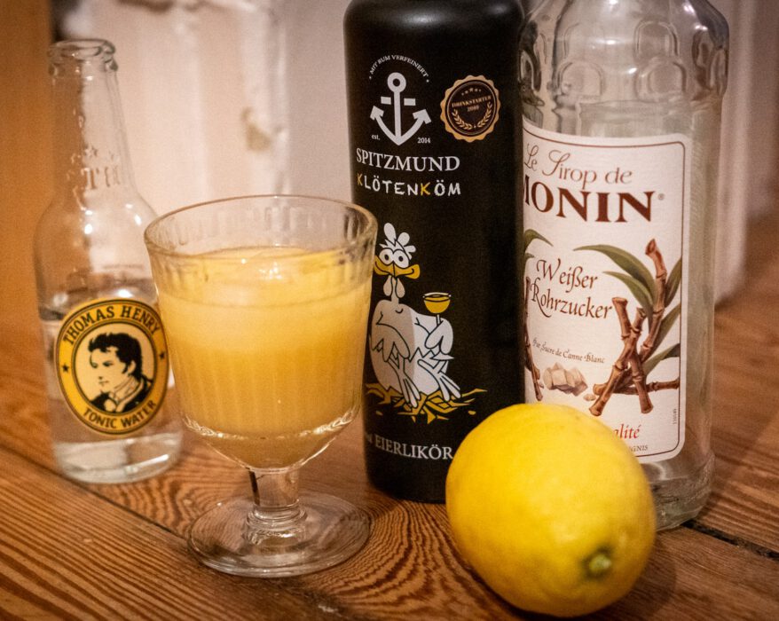 Snowball Cocktail mit Eierlikör und Zitronenlimonade