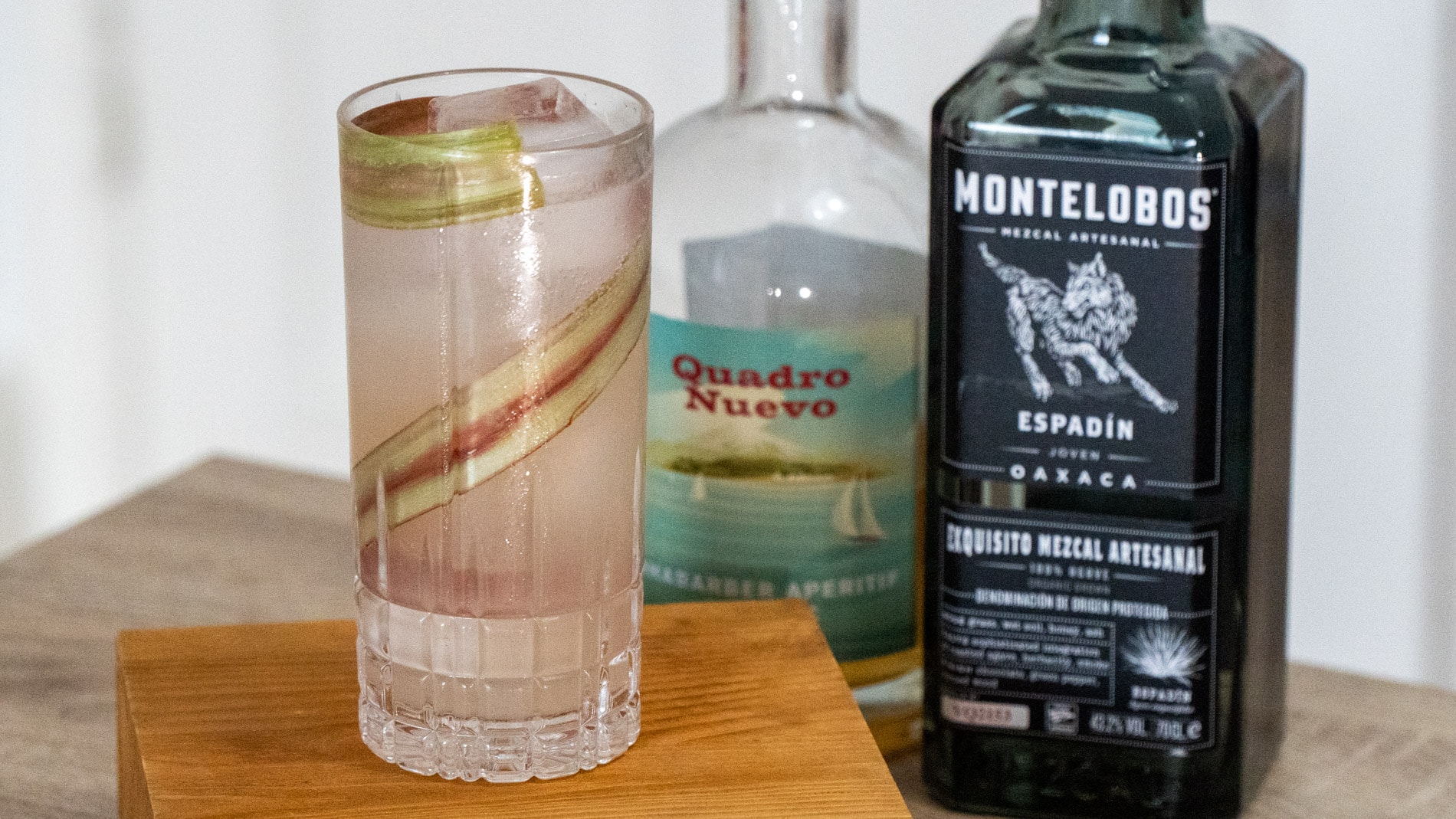 Garden Sour Cocktail mit Mezcal und Rhabarber
