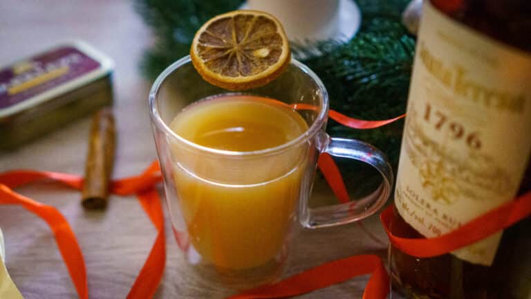 Hot Mulled Rum Punsch im Becher