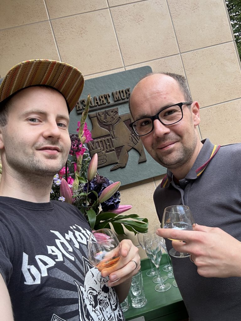Hendrik und ich vorm Rum Trader in Berlin