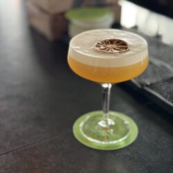 Pornstar Martini, serviert in der Monkey Bar in Berlin