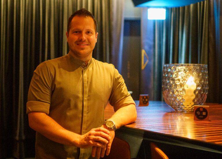 Dennis Ilies, Barchef der Puzzle Bar in Hamburg